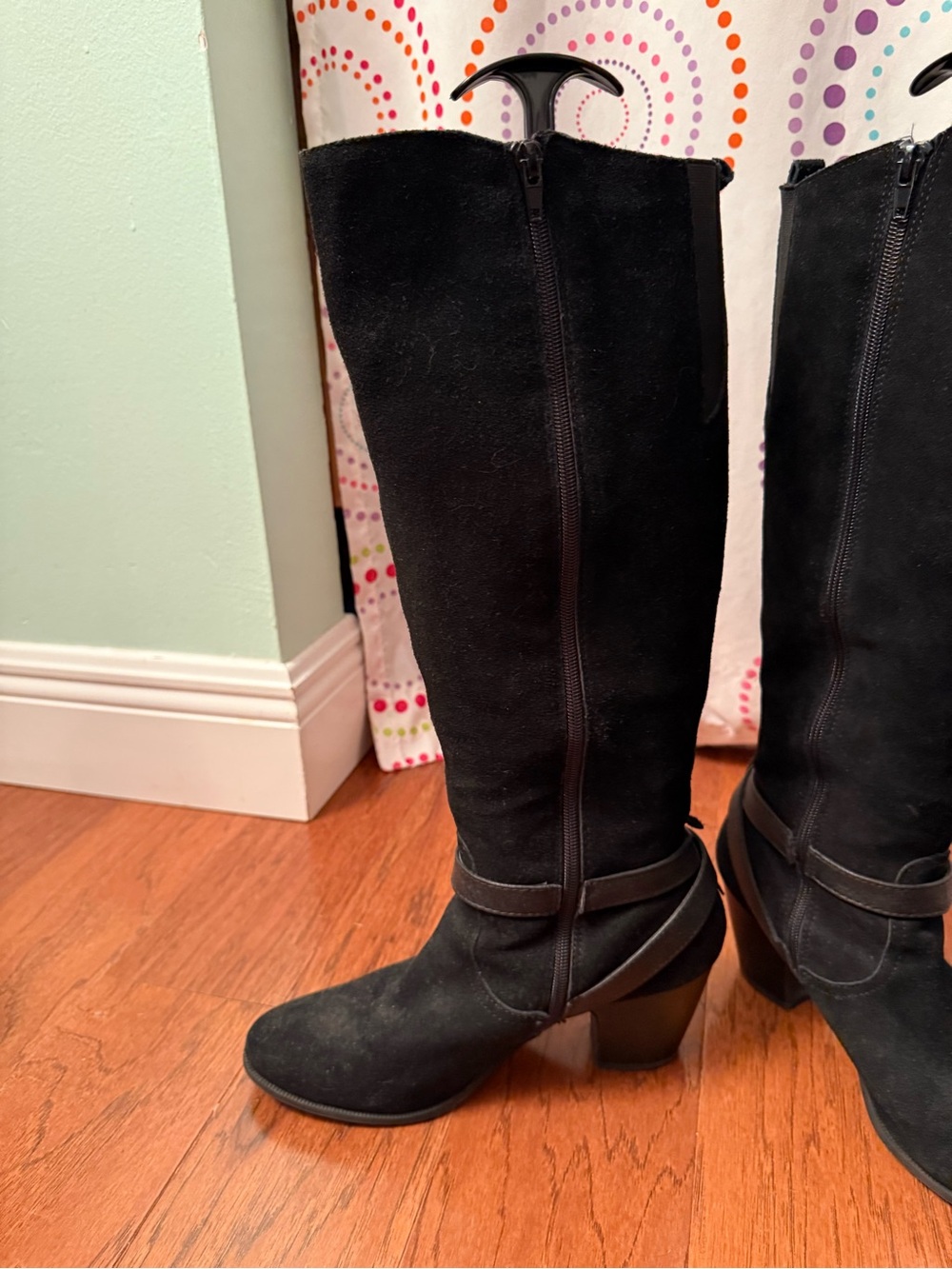 Crown Vintage Black Suede Knee-High Heeled Boots for Women - Picture 2 of 6